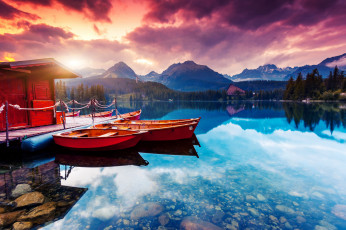 Картинка корабли лодки +шлюпки горное озеро мостик домик горы деревья вечер