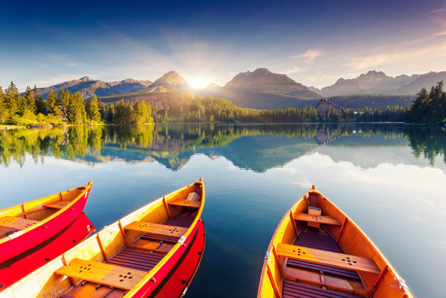 Обои картинки фото корабли, лодки,  шлюпки, горное, озеро, горы, деревья, солнечные, лучи