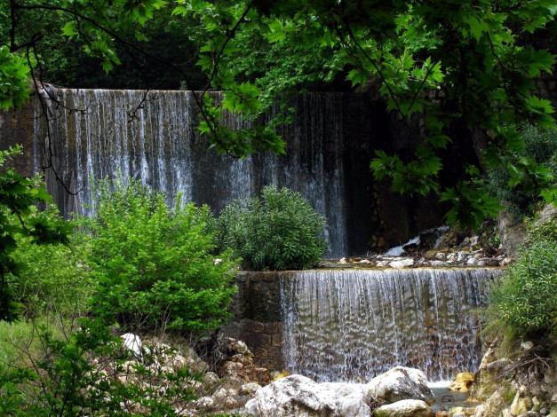 Обои картинки фото природа, водопады, кусты, камни, вода, поток