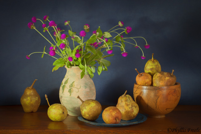 Обои картинки фото еда, груши, натюрморт, груша, ваза, тарелка, цветы