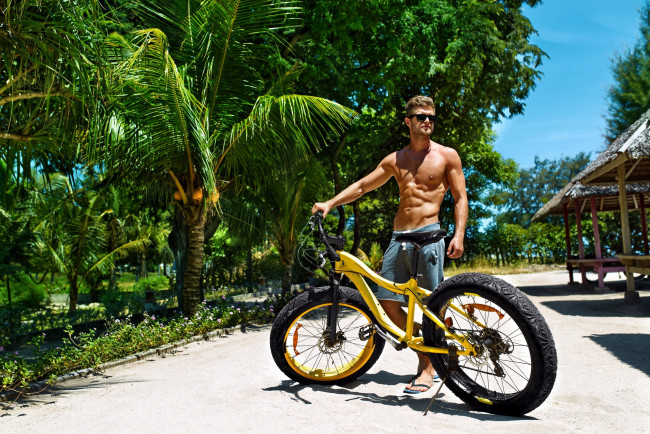Обои картинки фото мужчины, - unsort, пальмы, велосипед