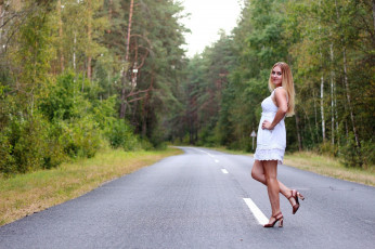 Картинка девушки -+блондинки +светловолосые блондинка дорога лес