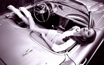 Картинка автомобили -авто+с+девушками женщины с автомобилями монохромное белое платье классический автомобиль длинные волосы корвет чувственный взгляд ноги салон открытый рот