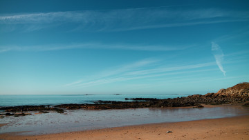 Картинка природа побережье море камни песок облака