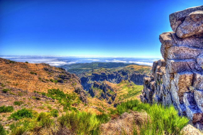 Обои картинки фото португалия, madeira, природа, горы, скалы, ущелье, трава, облака, горизонт, панорама