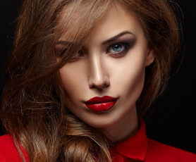 Картинка девушки -unsort+ лица +портреты кудри волосы взгляд красные губы блузка макияж черный фон лицо девушка