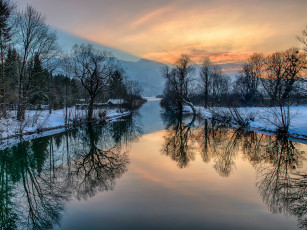 Картинка природа реки озера небо зарево горы зима дом снег деревья река