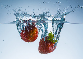Картинка еда клубника +земляника вода ягоды брызги