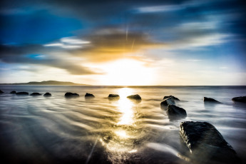 Картинка природа восходы закаты восход солнца небо море скалы пейзаж рассвет landscape dawn clouds beach sunrise sky sea rocks облака пляж