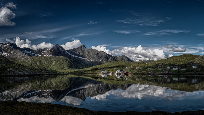 Обои картинки фото природа, реки, озера, kalle, lofoten, norway, калле, лофотенские, острова, остров, эуствогёй, норвегия, деревня, фьорд, горы, облака, отражение