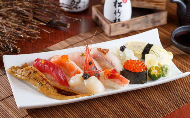 Обои картинки фото еда, рыба,  морепродукты,  суши,  роллы, икра, креветки, морепродукты, рис, суши, лайм