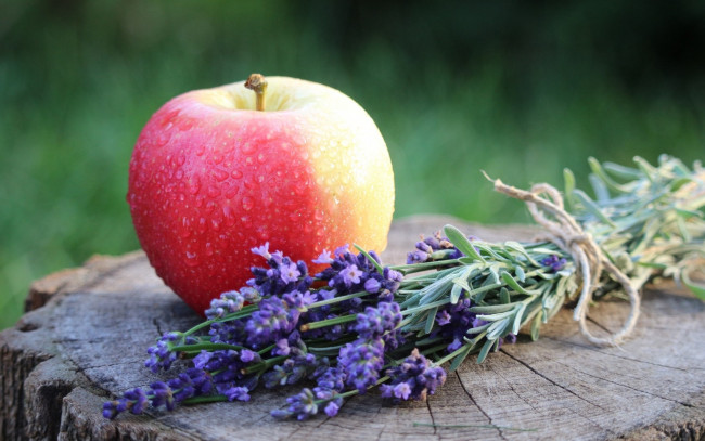 Обои картинки фото еда, Яблоки, яблоко, лаванда, фрукт, плод, цветы