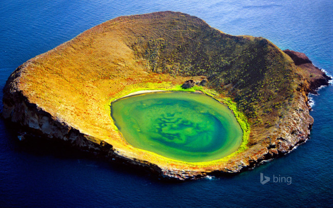 Обои картинки фото природа, другое, сантьяго-айленд, галапагосские, острова, эквадор, вулкан, кратер, море