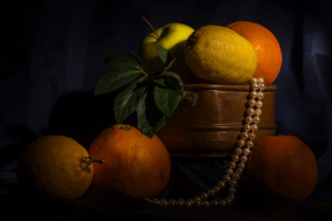 Обои картинки фото еда, фрукты,  ягоды, апельсины, яблоко, бусы, лимон