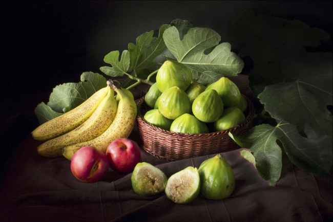 Обои картинки фото еда, фрукты,  ягоды, инжир, бананы, сливы