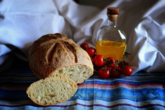 Обои картинки фото еда, хлеб,  выпечка, масло, томаты