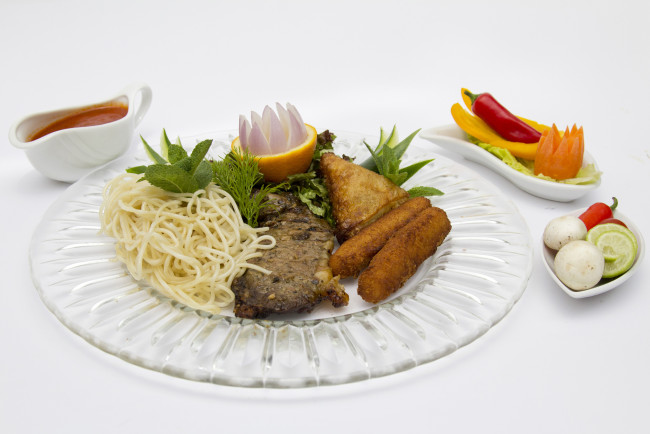 Обои картинки фото еда, макаронные блюда, овощи, гарнир, мясо