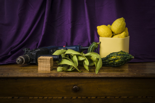 Обои картинки фото еда, натюрморт, овощи, галеты, дрель, лимоны