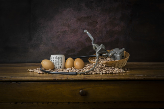Обои картинки фото еда, натюрморт, яйца, инструмент, орехи
