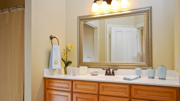 Картинка интерьер ванная+и+туалетная+комнаты полотенце раковина зеркало шторка