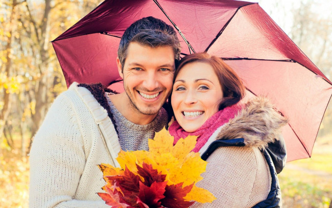 Обои картинки фото разное, мужчина женщина, улыбки, влюбленные, осень, листья, зонт