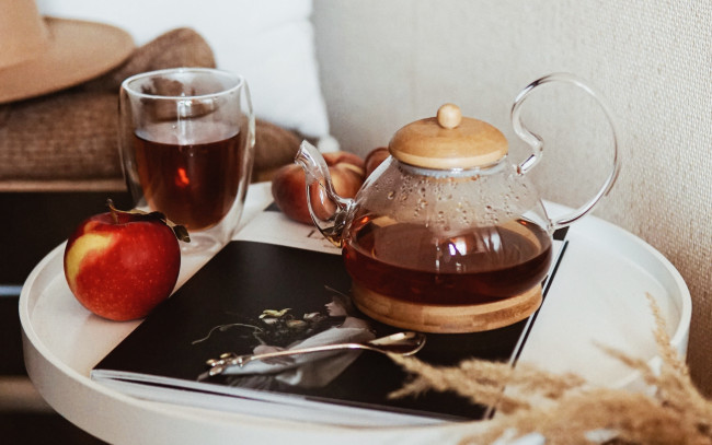Обои картинки фото еда, напитки,  чай, яблоко, стакан, чай, заварник