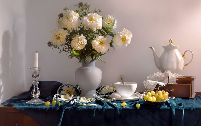 Обои картинки фото еда, натюрморт, букет, свеча, чай, виноград, георгины