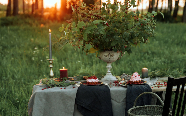 Обои картинки фото еда, сервировка, пирожные, свечи, накрытый, малина, стол