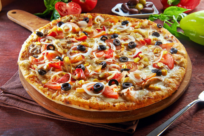 Обои картинки фото еда, пицца, помидоры, маслины