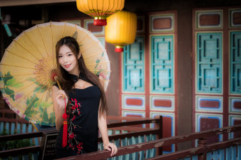 Картинка девушки -+азиатки зонт кисточка платье фонари дом