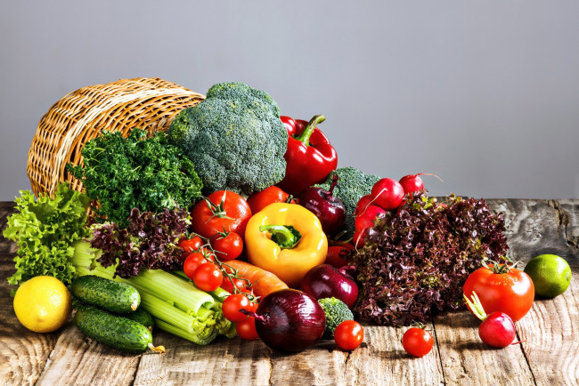 Обои картинки фото еда, овощи, помидоры, огурцы, сельдерей, брокколи, лук