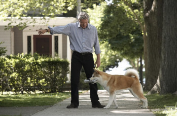 Картинка кино+фильмы hachiko +a+dogs+story мужчина собака газета жест