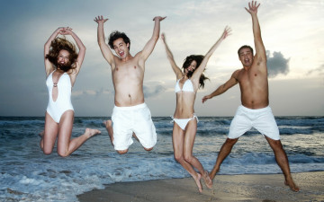 Картинка разное люди белая одежда эмоции волны берег прыжок друзья море радость