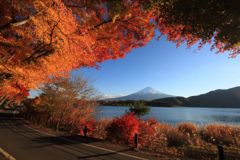 Картинка природа реки озера небо гора озеро дорога деревья осень