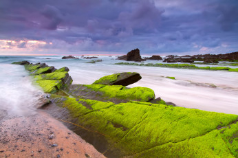 Картинка природа побережье скалы пляж тучи вечер камни небо июль лето испания баррика