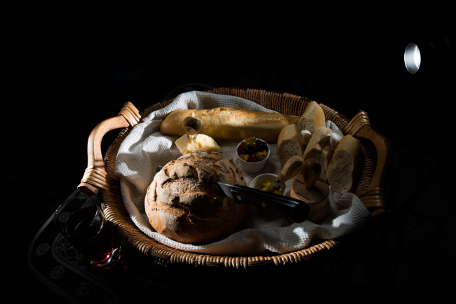 Обои картинки фото еда, натюрморт, сыр, оливки, масло, хлеб