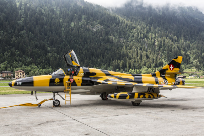 Обои картинки фото hunter t mk 68, авиация, боевые самолёты, аэродром, стоянка, истребитель