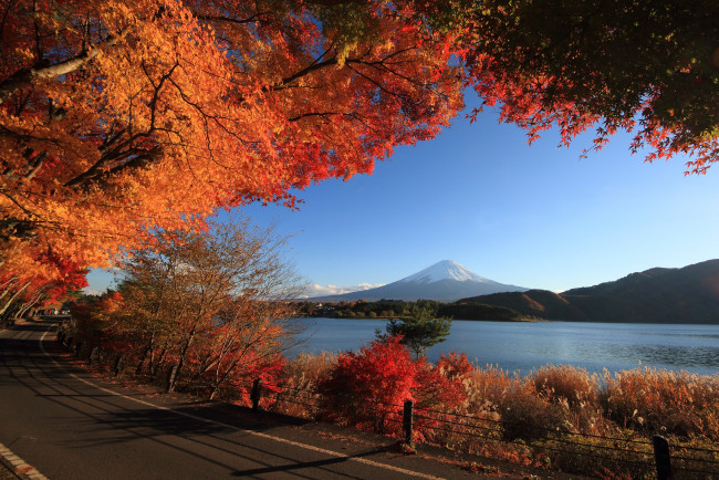 Обои картинки фото природа, реки, озера, небо, гора, озеро, дорога, деревья, осень