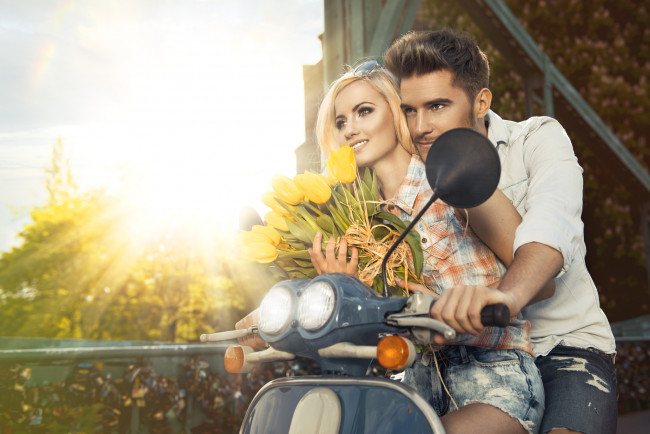 Обои картинки фото разное, мужчина женщина, тюльпаны, цветы, мужчина, девушка, пара, скутер