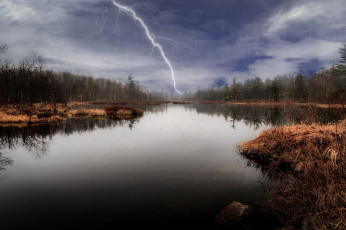 Картинка природа молния +гроза река лес