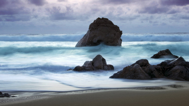 Обои картинки фото природа, побережье, камни, прибой, берег, волны, море, тучи