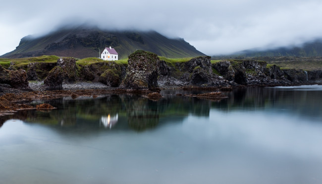 Обои картинки фото арнарстапи,  исландия, природа, побережье, здание, гора, дом, туман, море, берег