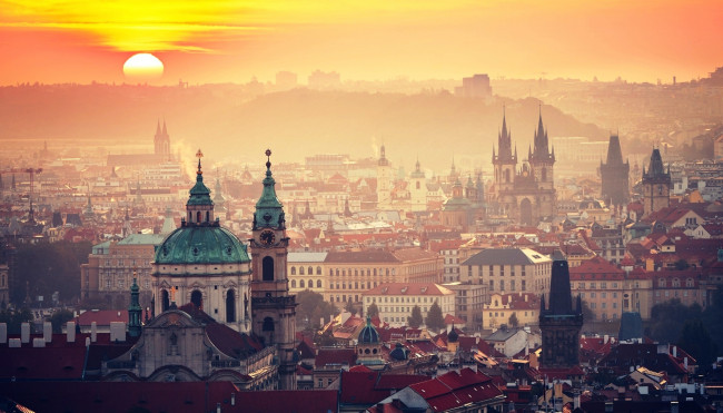 Обои картинки фото города, прага , Чехия, здания, панорама, город, солнце, дома, восход