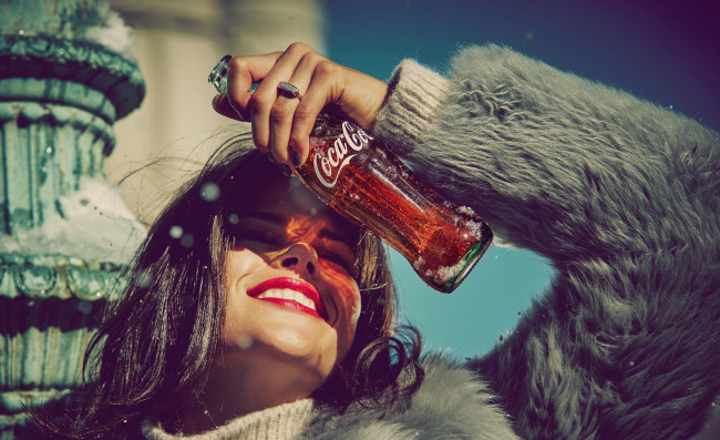 Обои картинки фото бренды, coca-cola, девушка, кока-кола, шуба, напиток, бутылка, улыбка