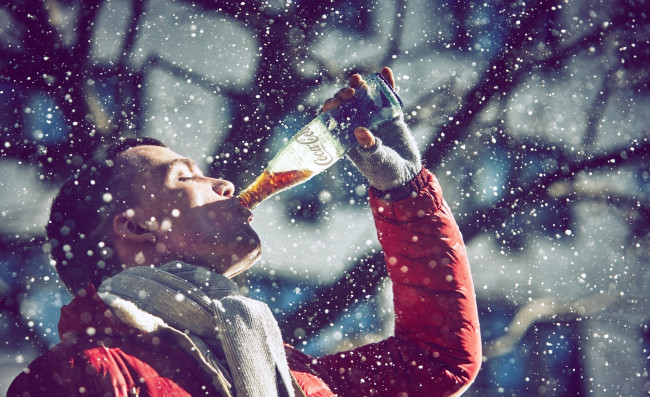 Обои картинки фото бренды, coca-cola, напиток, шарф, парень, кока-кола, бутылка, снег