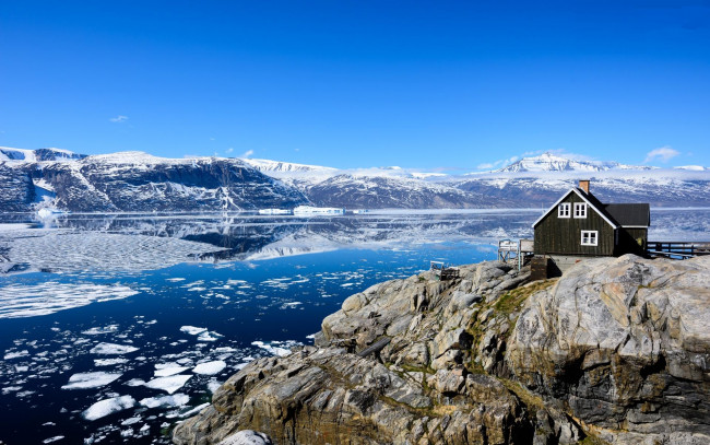 Обои картинки фото уумманнак,  гренландия, природа, побережье, лед, домик, снег, скалы, река