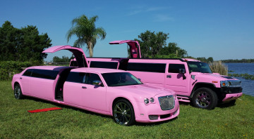 обоя pink bentley limousine 2008 and pink hummer limousine h2 2012, автомобили, разные вместе, bentley, 2008, pink, hummer, limousine, h2, 2012