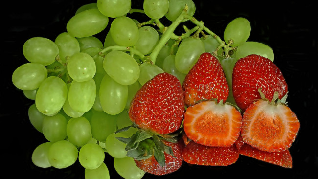 Обои картинки фото еда, фрукты,  ягоды, клубника, виноград