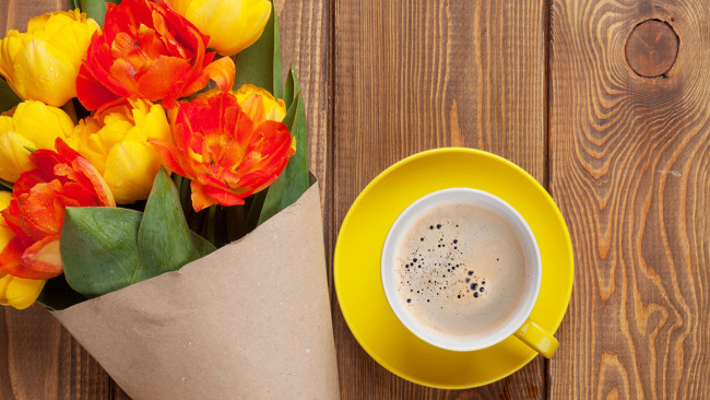 Обои картинки фото еда, кофе,  кофейные зёрна, цветы, тюльпаны