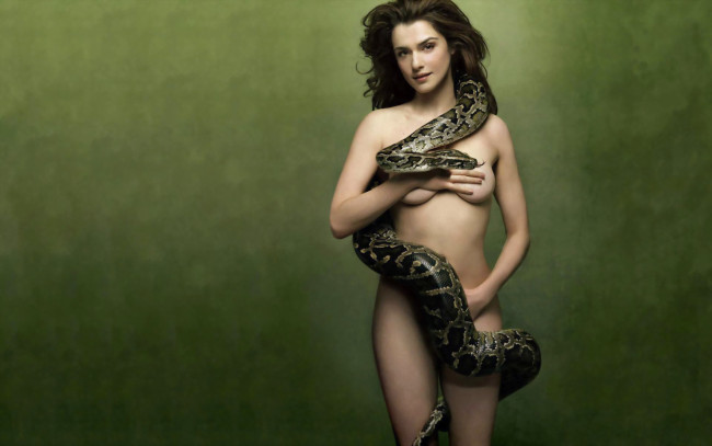 Обои картинки фото девушки, rachel weisz, брюнетка, грудь, актриса, змея
